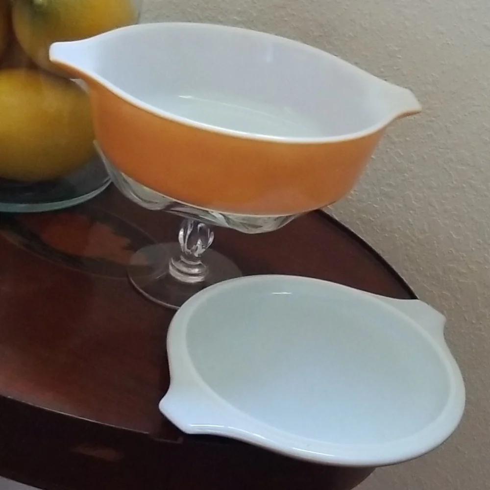 Small Butterscotch Pyrex‎ Bowl With Lid